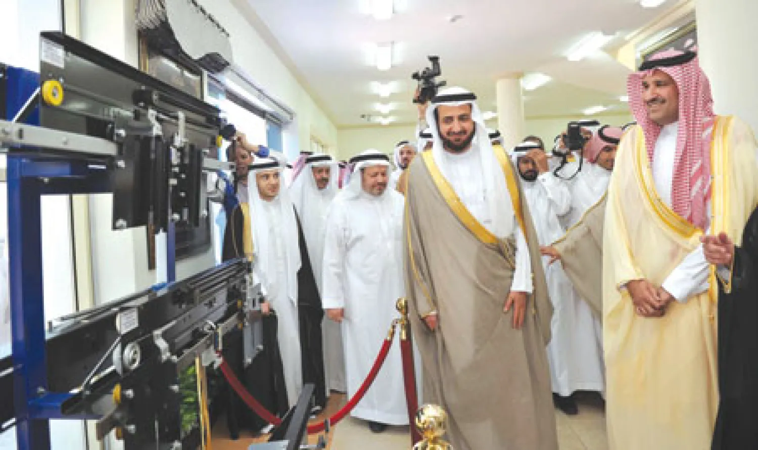 الأمير فيصل بن سلمان والدكتور توفيق الربيعة وزير التجارة والصناعة لدى تدشين المرحلة الثانية من المدينة الصناعية في المدينة المنورة أمس (واس)