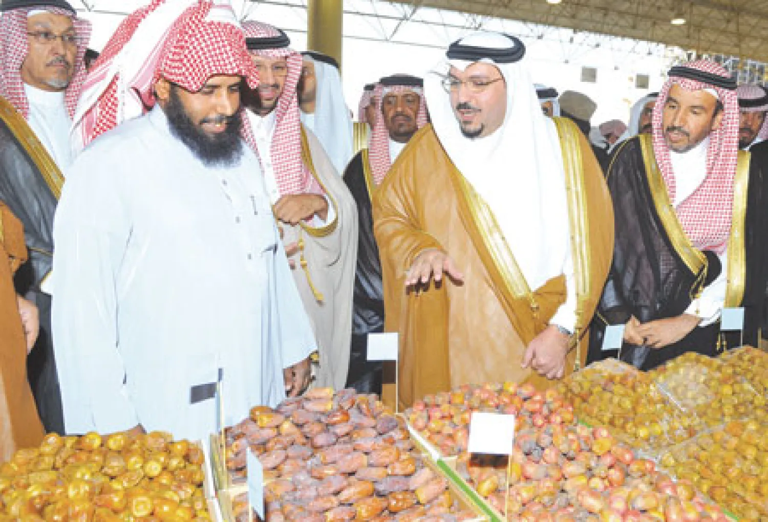 الأمير فيصل بن مشعل يعاين منتجات أحد مزارعي التمور في بريدة أمس (واس)