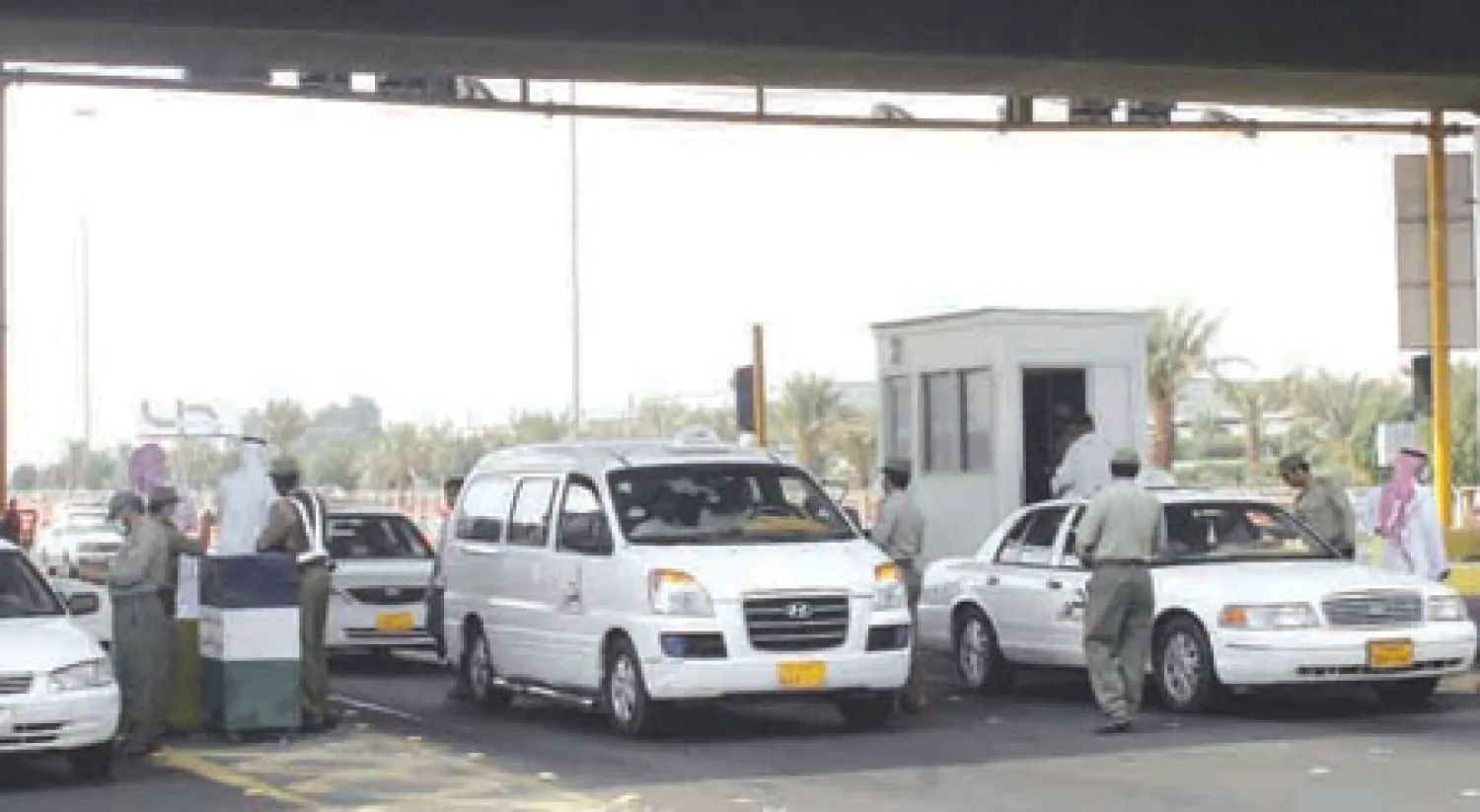 حاجز التفتيش الرئيسي بمدخل مكة المكرمة قبل البدء رسميا بتطبيق إعادة غير الحجاج من الذين لا يحملون التصاريح ({الشرق الأوسط})