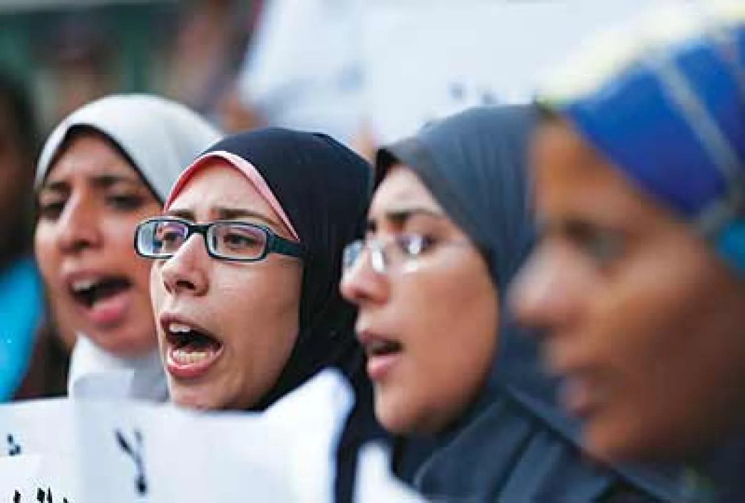 فتيات ضمن عدد من المتظاهرين احتجاجا على إخلاء سبيل الرئيس المصري الأسبق حسني مبارك في وسط القاهرة أمس (أ.ب)