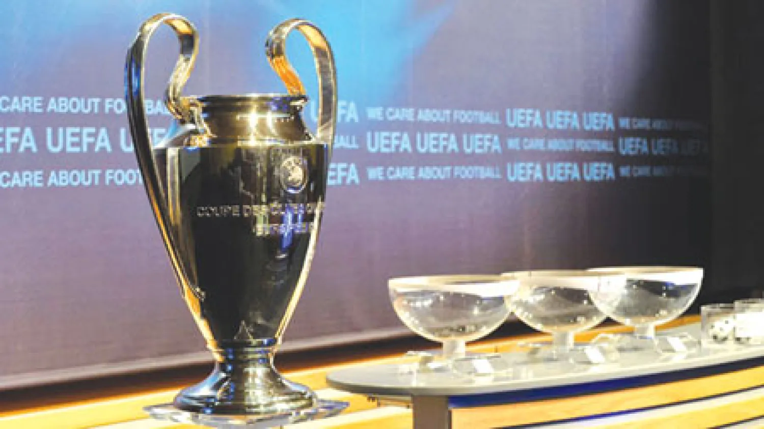 أوقعت قرعة دور المجموعات في دوري أبطال أوروبا لكرة القدم التي سحبت أمس ميلان الإيطالي الفائز باللقب سبع مرات في مواجهة برشلونة الإسباني الذي أخرجه من المسابقة في آخر موسمين، في حين وقع آرسنال الإنجليزي في المجموعة السادسة الأصعب، إذ تضم بروسيا دورتموند الألماني وصيف بطل الموسم الماضي، وأولمبيك م...