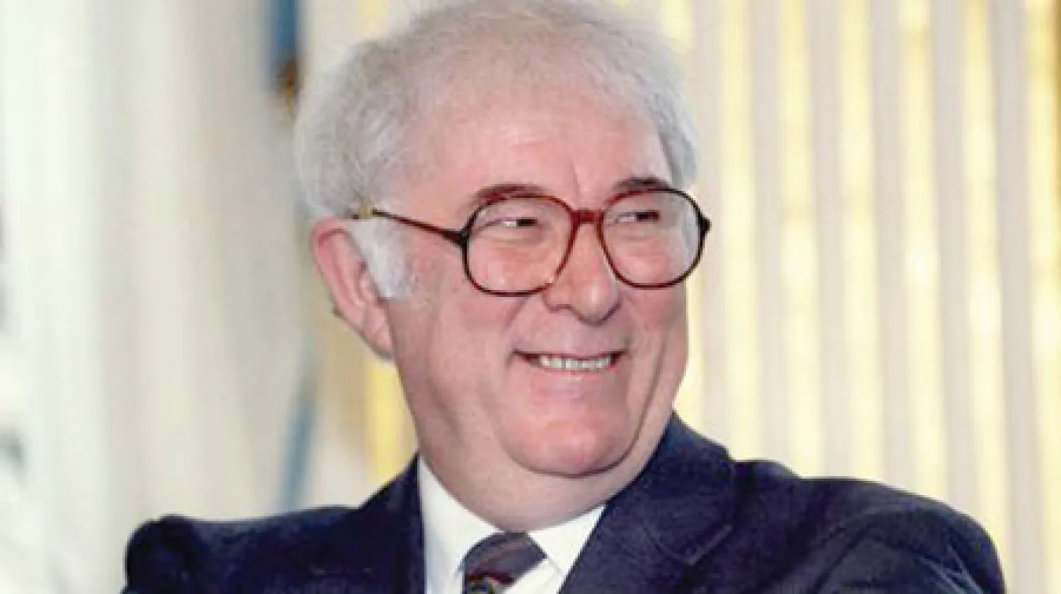 رحل صباح أمس عن أربع وسبعين سنة، في أحد مستشفيات عاصمة آيرلندا الجنوبية، دبلن، الشاعر شيمس هيني، الحائز على جائزة نوبل للآداب عام 1995، والذي يعتبر على نطاق واسع أهم شاعر آيرلندي منذ دبليو بي ييتس. وكان الشاعر قد تعرض منذ ثماني سنوات لجلطة دماغية، لكنه شفي منها وعاد لمعاودة نشاطه الشعري والأدبي،...