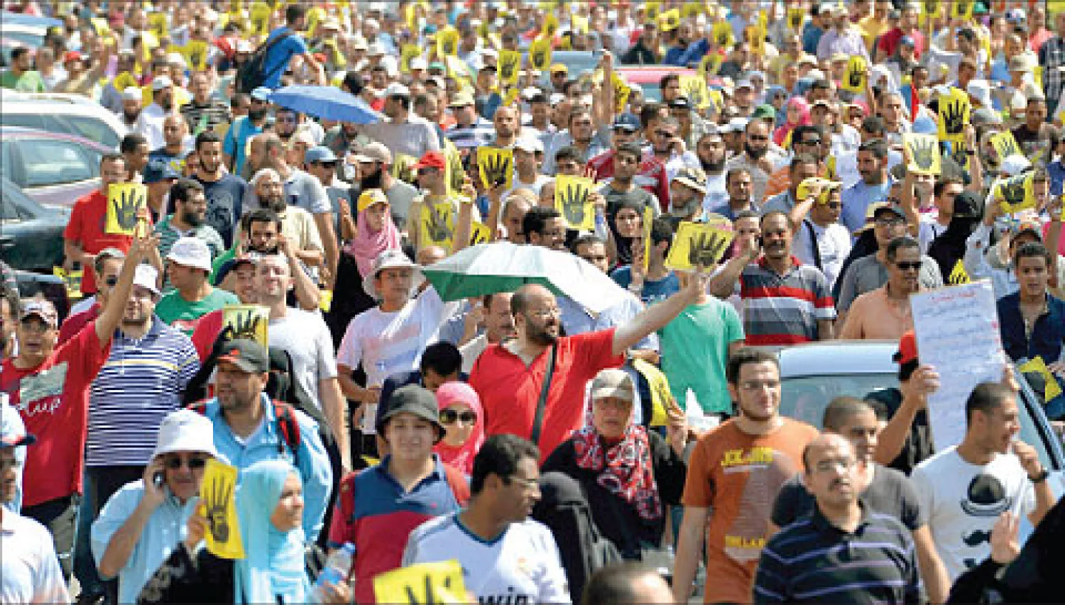 مظاهرات مؤيدة للرئيس المصري المعزول مرسي في جمعة الحسم بمدينة نصر أمس (أ.ف.ب)