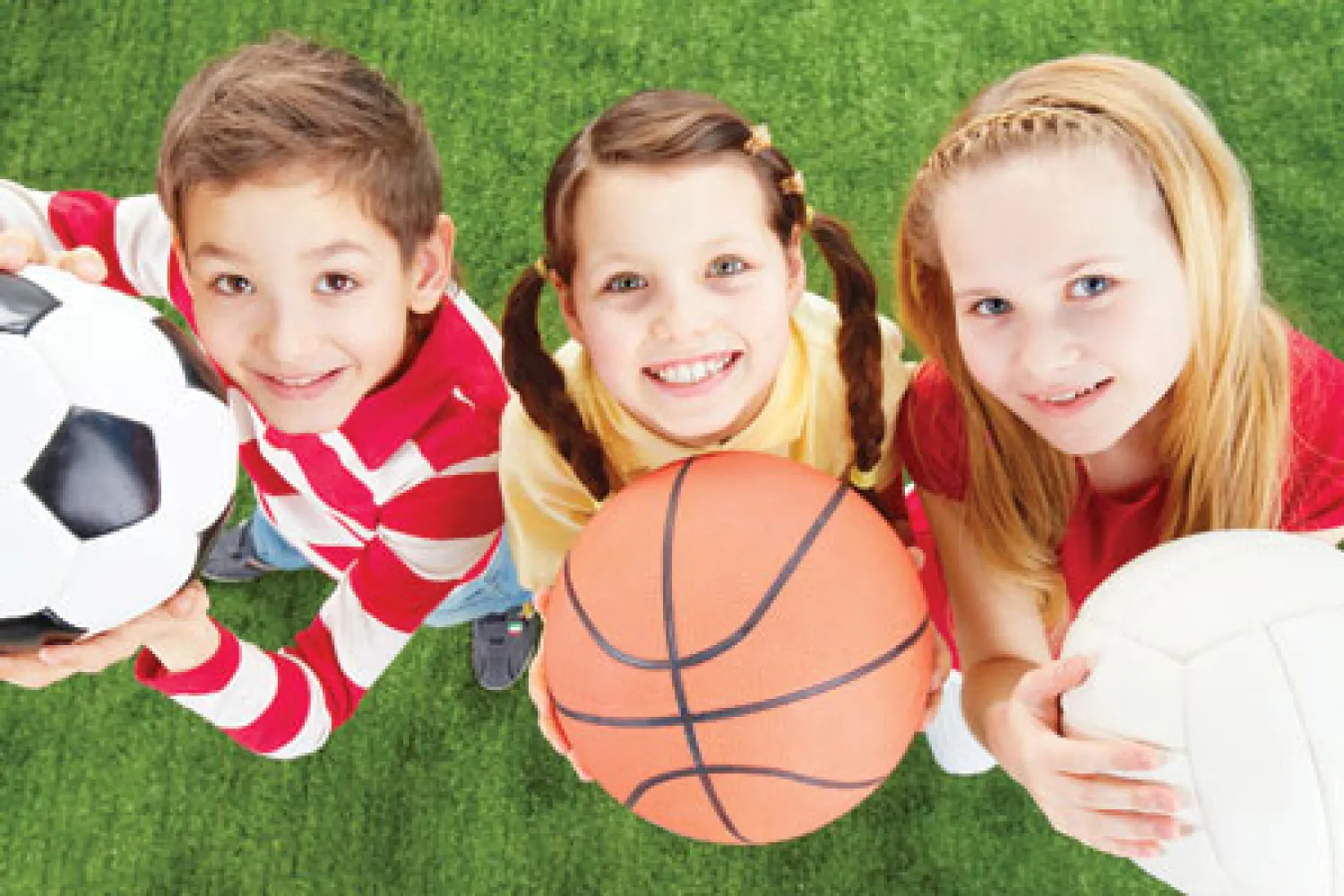 الرياضة للأطفال موضوع حيوي، لأنها تعزيز للنشاط والحيوية، وتلبية لاحتياجات الطفل في اللهو واللعب والاستمتاع، ووسيلة لتنمية قدراته الذهنية وذكائه ومهاراته في التعامل مع الغير والتعامل مع متغيرات الحياة المتقلبة بين الربح والخسارة، وبين المنافسة والإصرار على بلوغ الأهداف والسعي بروح راقية وشريفة لب...