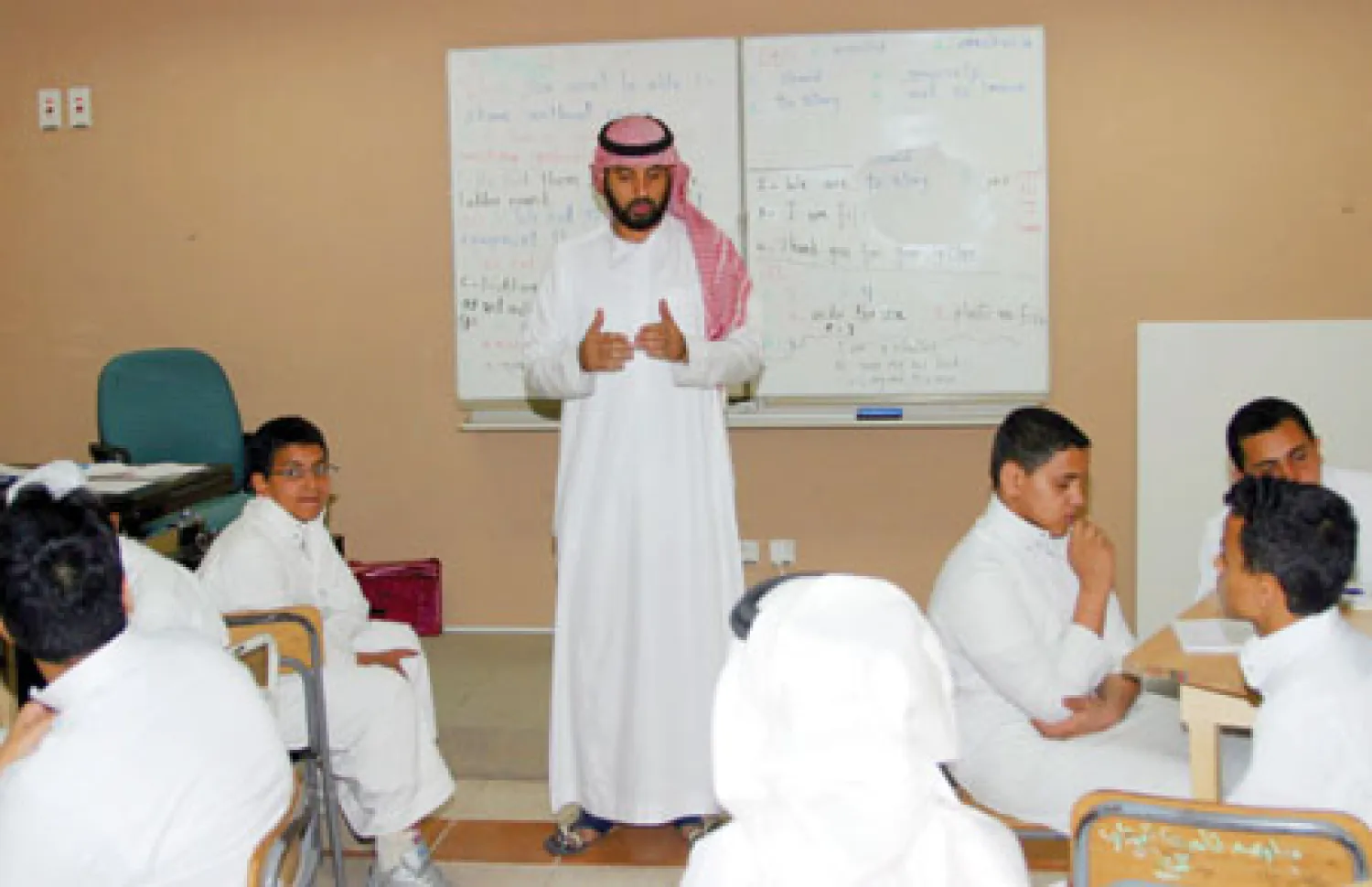 جانب من صف دراسي لمادة اللغة الإنجليزية في مدرسة بالمدينة المنورة العام الماضي (تصوير: مروان الجهني)