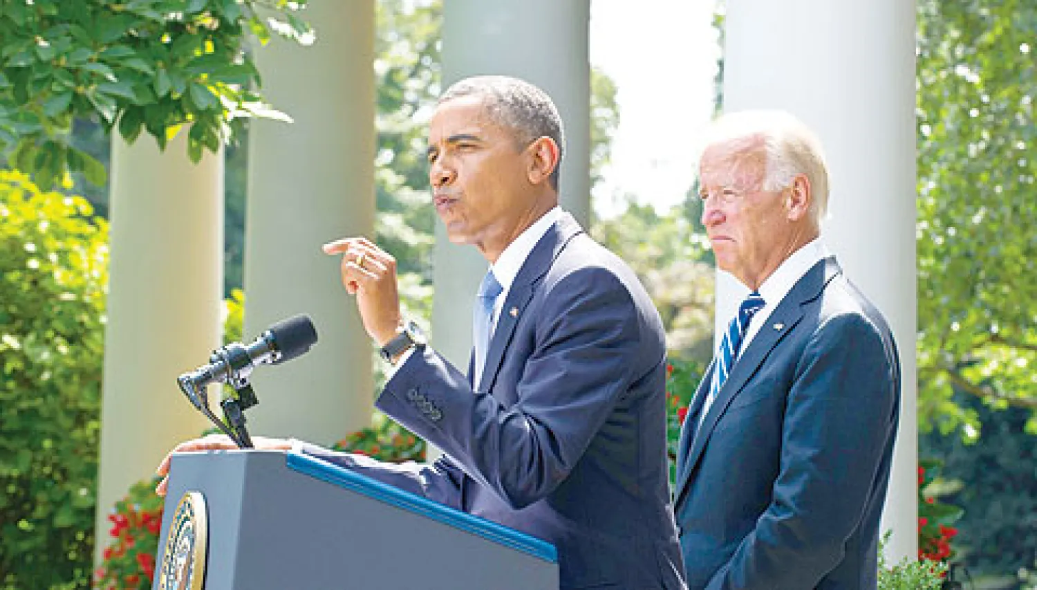 الرئيس الأميركي باراك أوباما وبجانبه نائبه جو بايدن خلال حديثه الى الصحافيين في البيت الأبيض حول توجيه ضربة عسكرية لنظام الأسد أمس (أ.ف.ب)