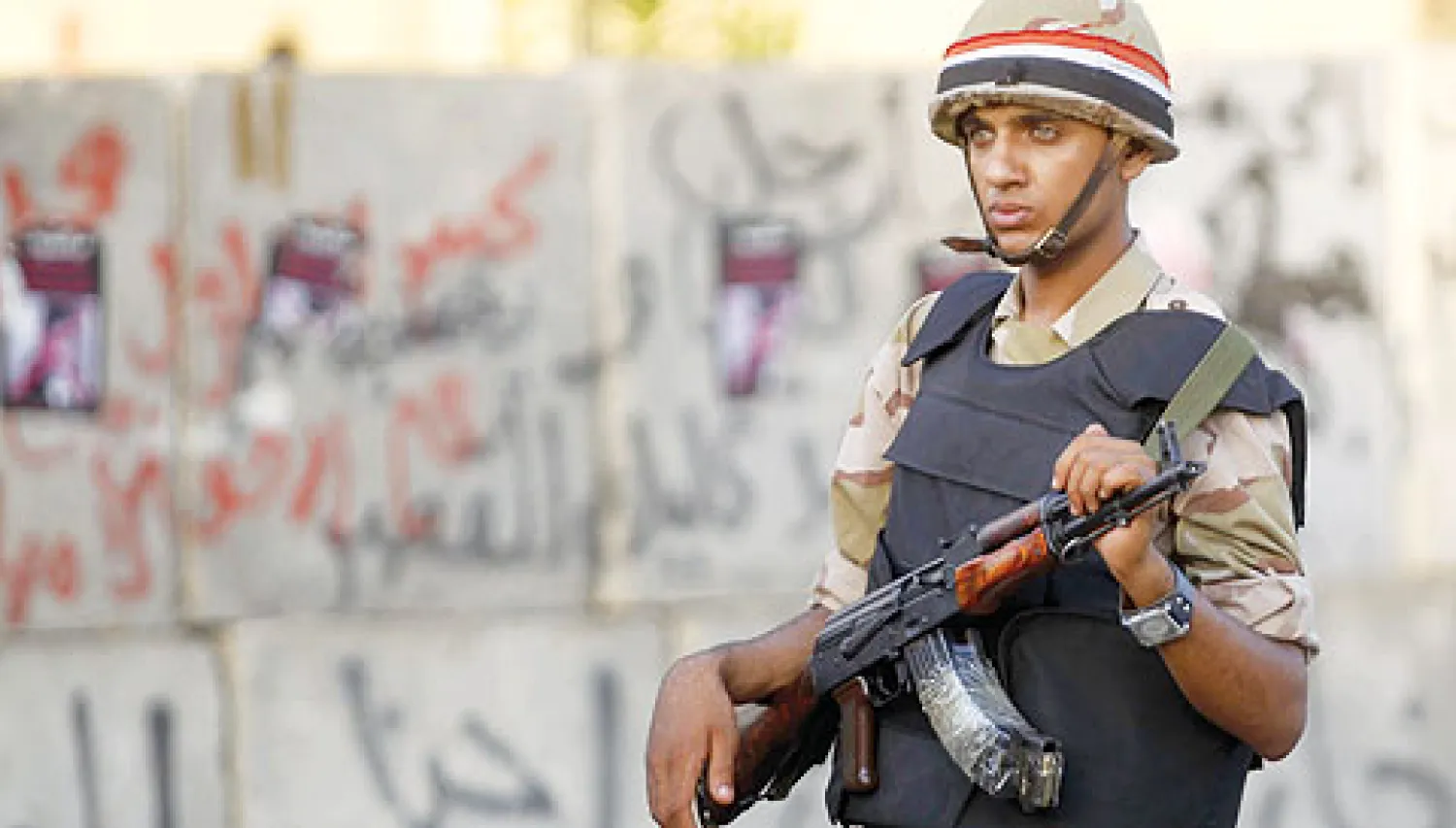 جندي مصري يقف على مقربة من قصر الاتحادية بوسط القاهرة أمس، بينما أعلنت وزارة الصحة المصرية أمس سقوط 5 قتلى في الاشتباكات التي جرت في عدة مدن أول من أمس بين أنصار الرئيس الإسلامي المعزول محمد مرسي ومعارضيه (رويترز)