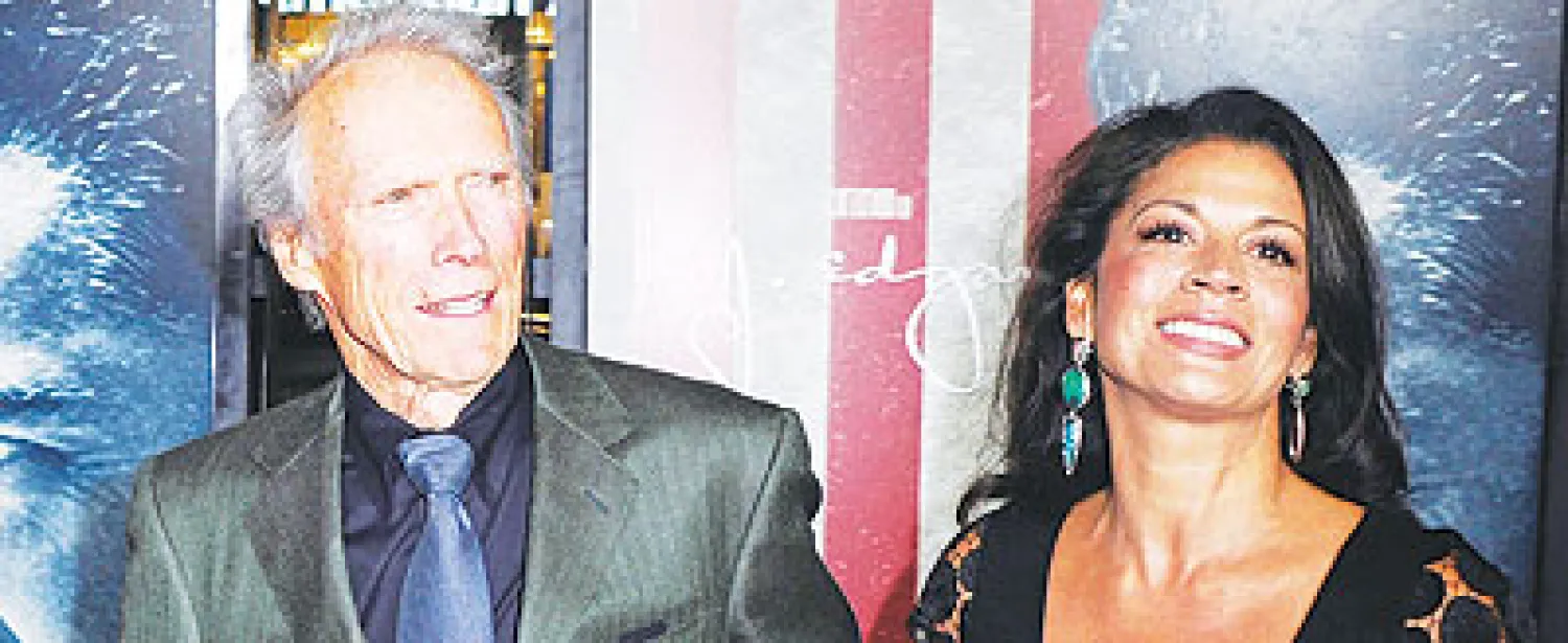 * انفصل كلينت إيستوود عن زوجته دينا التي ارتبط بها قبل 17 عاما، حسبما ذكرت مجلة «يو إس ويكلي» الأسبوعية المعنية بأخبار المشاهير. وقالت دينا إيستوود (48 عاما) إنها تعيش بعيدا عن كلينت (83) منذ عدة أشهر. وقال التقرير إن الانفصال كان وديا وحدث تقريبا في الوقت الذي كانت فيه دينا تقوم ببطولة عرض لتلف...