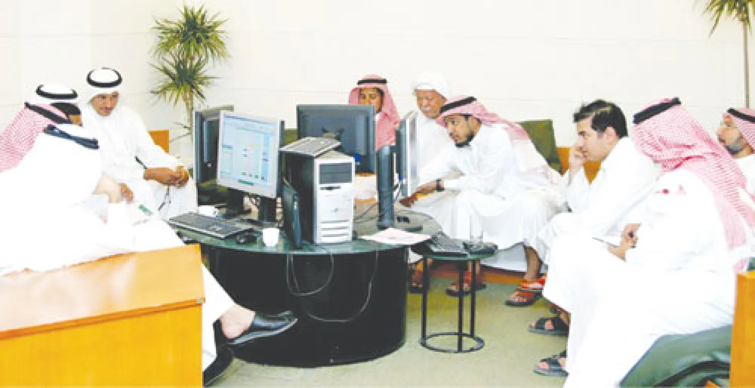 متداولون يتابعون تحركات الأسهم السعودية («الشرق الأوسط»)