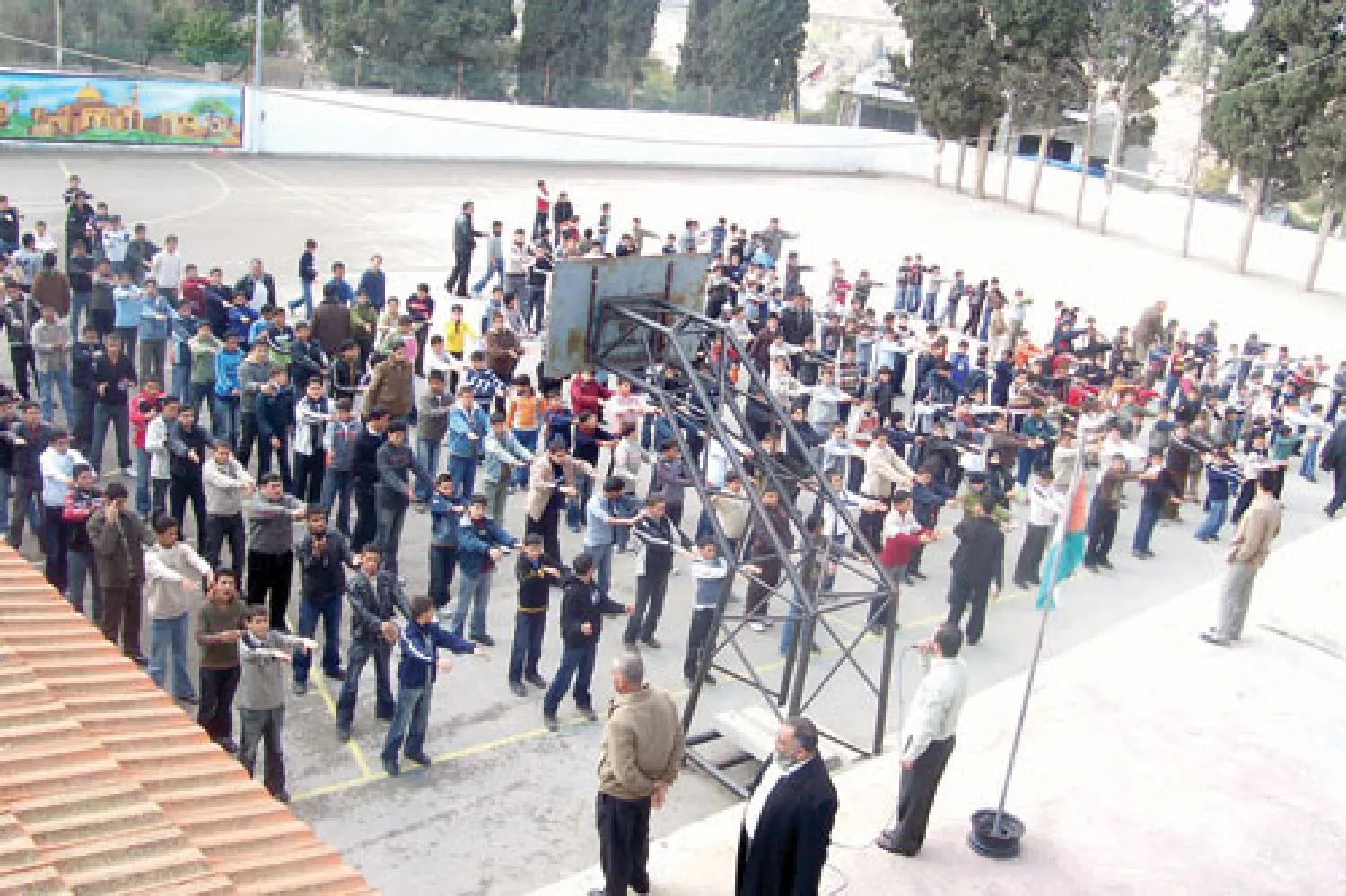 عشرات الطلاب يصطفون أمام إحدى المدارس الثانوية بالقاهرة («الشرق الأوسط»)