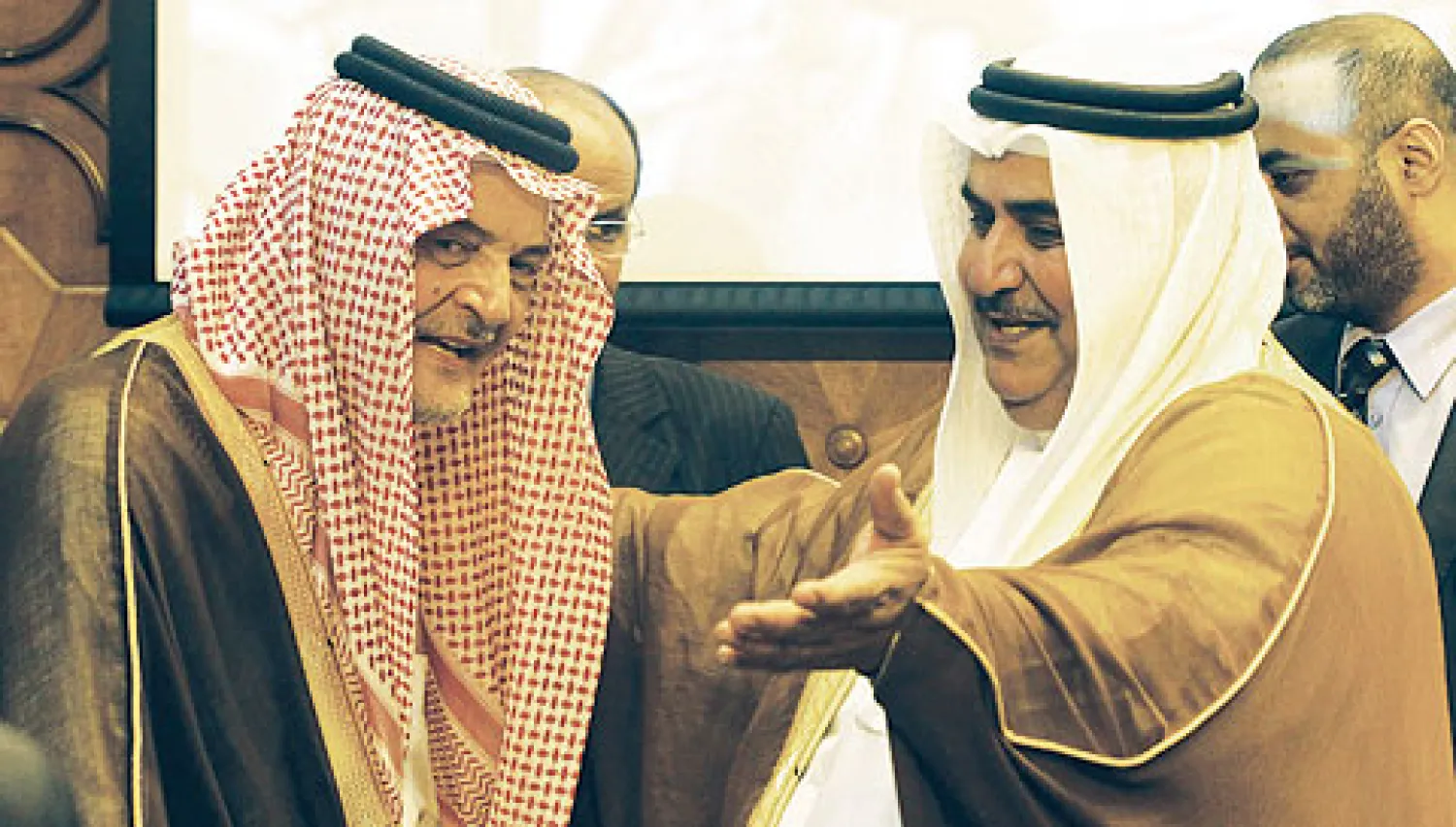 الأمير سعود الفيصل وزير الخارجية السعودي خلال لقائه الشيخ خالد بن أحمد بن محمد آل خليفة وزير الخارجية البحريني على هامش اجتماعات وزراء الخارجية العرب في القاهرة أمس (إ.ب.أ)