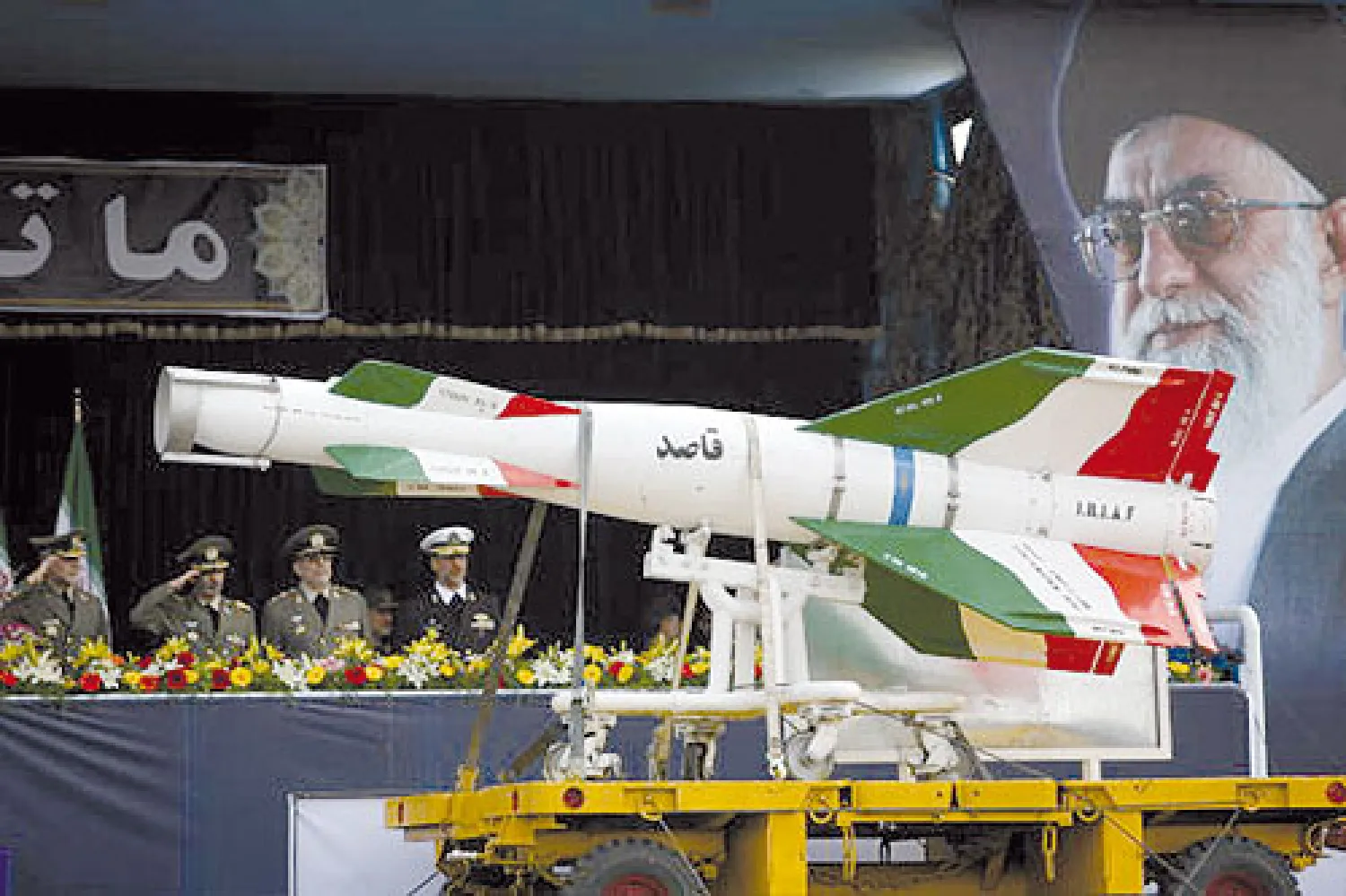 يُعرف الرئيس الإيراني الجديد حسن روحاني بأنه شخصية واقعية ومعتدلة، ليتولى السلطة بعد مرور ثماني سنوات هي فترة تولي أحمدي نجاد للحكم، والتي تم خلالها جر إيران إلى سلسلة من المشكلات، وعلى رأسها الأزمة المتفاقمة الخاصة بالبرنامج النووي للبلاد. يسعى هذا المقال للتوصل إلى إجابة على التساؤل التالي: «ه...