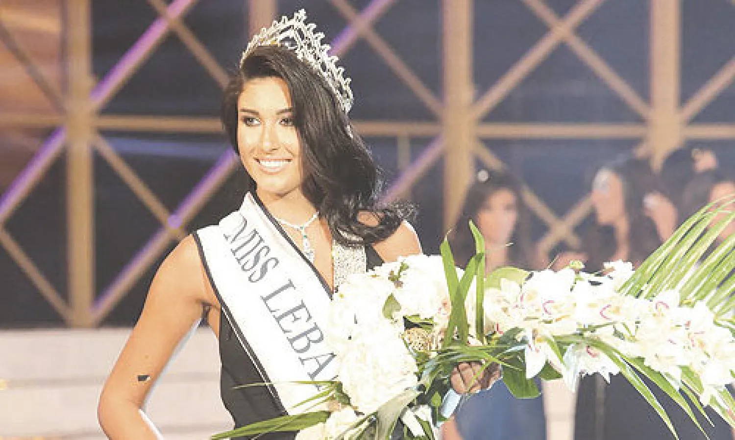 * لم يشأ اللبنانيون أن ينتهي فصل الصيف على إيقاع قرع طبول الحرب والانفجارات. صحيح أن منطقة الشرق الأوسط تعيش حالة من الغليان مصدرها الحرب الدائرة في سوريا والتهديدات الأميركية بشن ضربة عسكرية عليها، إلا أن إرادة الحياة متوجة بالجمال تغلبت على هذا الواقع ولو لفترة زمنية قصيرة من خلال احتفال بيروت...