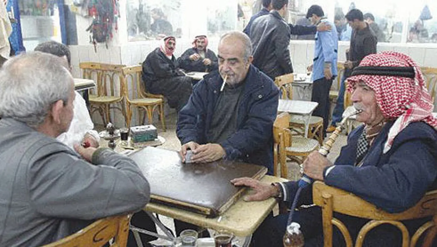 يتناسون الحرب المحيطة بهم باللجوء إلى السمر والنراجيل