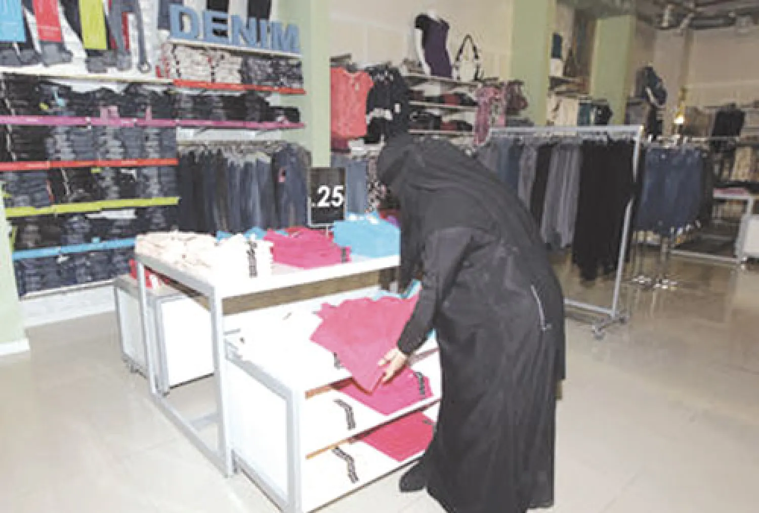 سيدة تعمل في أحد محال بيع المستلزمات النسائية في الرياض («الشرق الأوسط»)