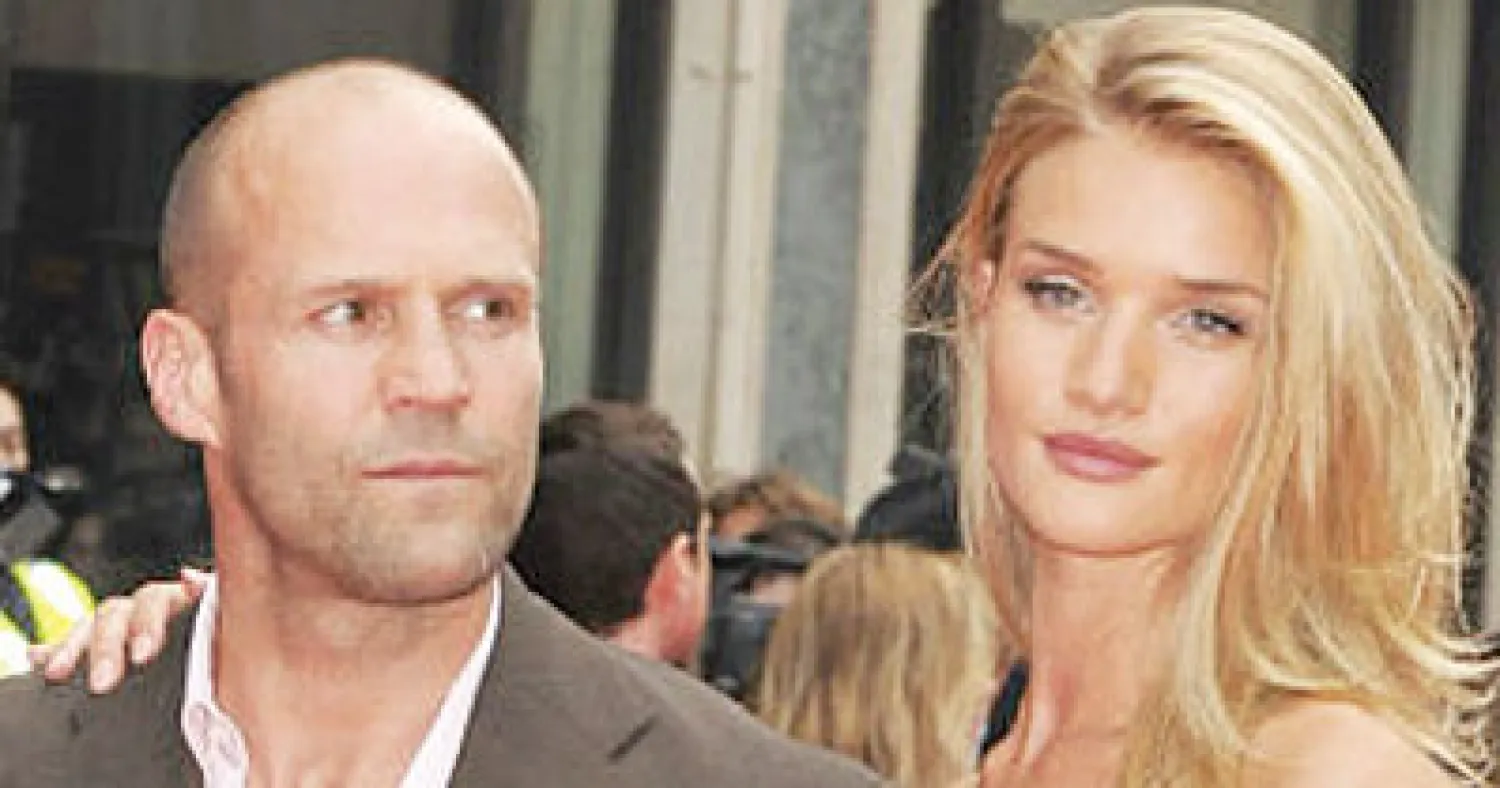 * ذكرت تقارير إعلامية، أمس الثلاثاء، أن عارضة الأزياء الشهيرة روزي هنتنغتون وايتلي والممثل جيسون ستاثام انفصلا بصورة مؤقتة. وعلى الرغم من الشائعات التي أفادت بأن ستاثام (45 عاما) يعتزم طلب الزواج من روزي، فإن الخلاف المستمر بين الحبيبين وفارق العمر بينهما الذي يصل لـ19 عاما أديا لانفصالهما مؤقتا...