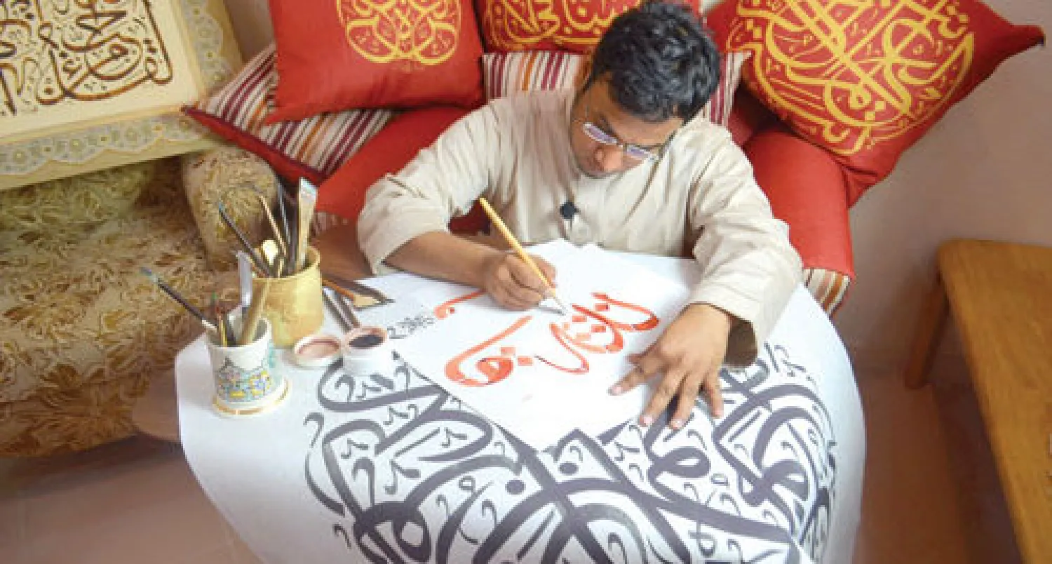 محمد خلال تنفيذه أحد أعماله الفنية («الشرق الأوسط»)