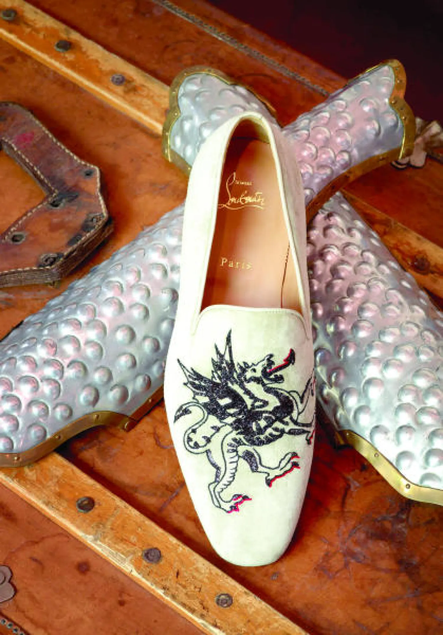 أحذية مطرزة بالوشم