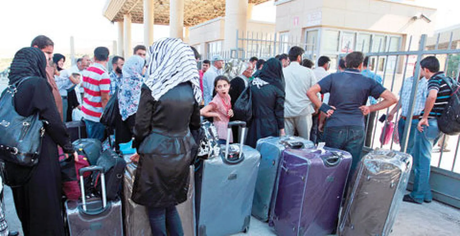 لاجئون سوريون يتجمعون عند معبر الحدود التركي سيلفيغوزو أمس (أ.ب)