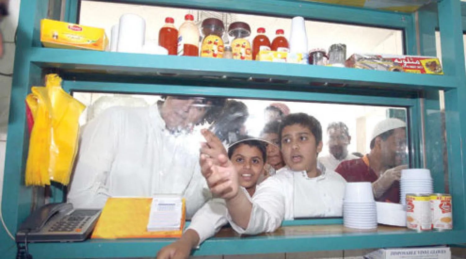 أطفال يشترون وجبة الإفطار من مدرسة حكومية في الرياض («الشرق الأوسط»)