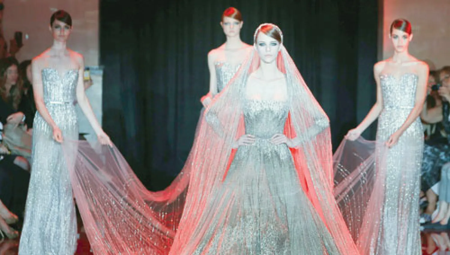 فستان العروس باللون الفضي وثلاث وصيفات بتصاميم ناعمة بنفس اللون