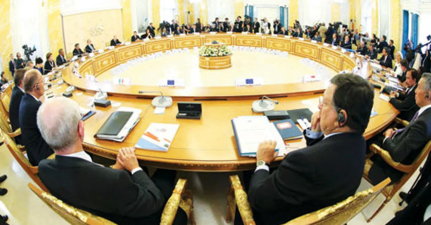 قادة مجموعة العشرين لدى اجتماعهم في سان بطرسبرغ بروسيا أمس (رويترز)