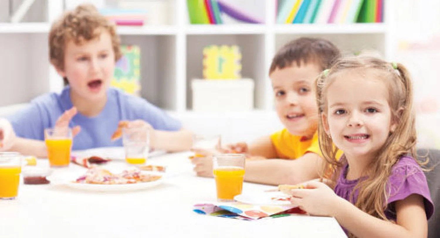 مع تغير ثقافة الغذاء في العالم كله، وانتشار مطاعم الوجبات السريعة، مثل شرائح البطاطس أو المقرمشات وغيرها، وتناول الأغذية المعلبة، أصبحت الوجبات الخفيفة (snack) القاسم المشترك بين معظم أطفال العالم. وأشارت إحدى الإحصائيات في الولايات المتحدة إلى أن الأطفال أصبحوا يتناولون ثلاث وجبات خفيفة يوميا، ...