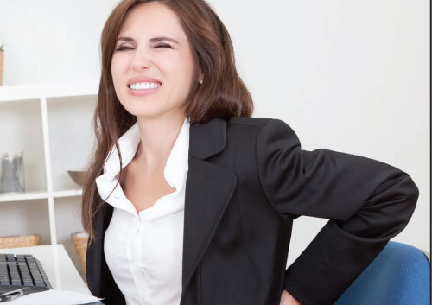 * علاج آلام الظهر من دون مسكنات قوية من الأخطاء الشائعة أن يتوجه كل من شعر بألم، مثل ألم أسفل الظهر، إلى تناول المسكنات القوية بوصفة طبية أو من غيرها، أو البحث عن مركبات الستيرويد المكلفة أو حتى يلجأ إلى الجراحة. هناك ما يقرب من 30 في المائة من الأميركيين مثلا، يعانون من آلام الظهر المستمرة أو ا...