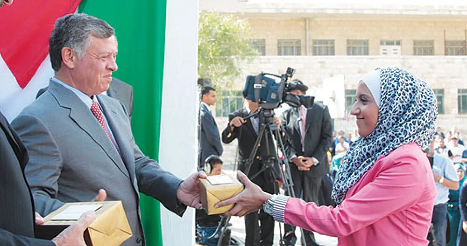 الملك عبد الله الثاني لدى حضوره الطابور الصباحي بمدرسة الشريف عبد الحميد في عمان أمس («الشرق الأوسط»)