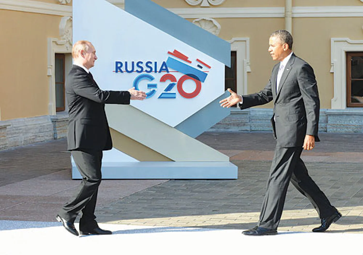الرئيس الروسي فلاديمير بوتين لدى استقباله باراك أوباما في اجتماع قمة العشرين التي تستضيفها روسيا أمس (أ.ف.ب)