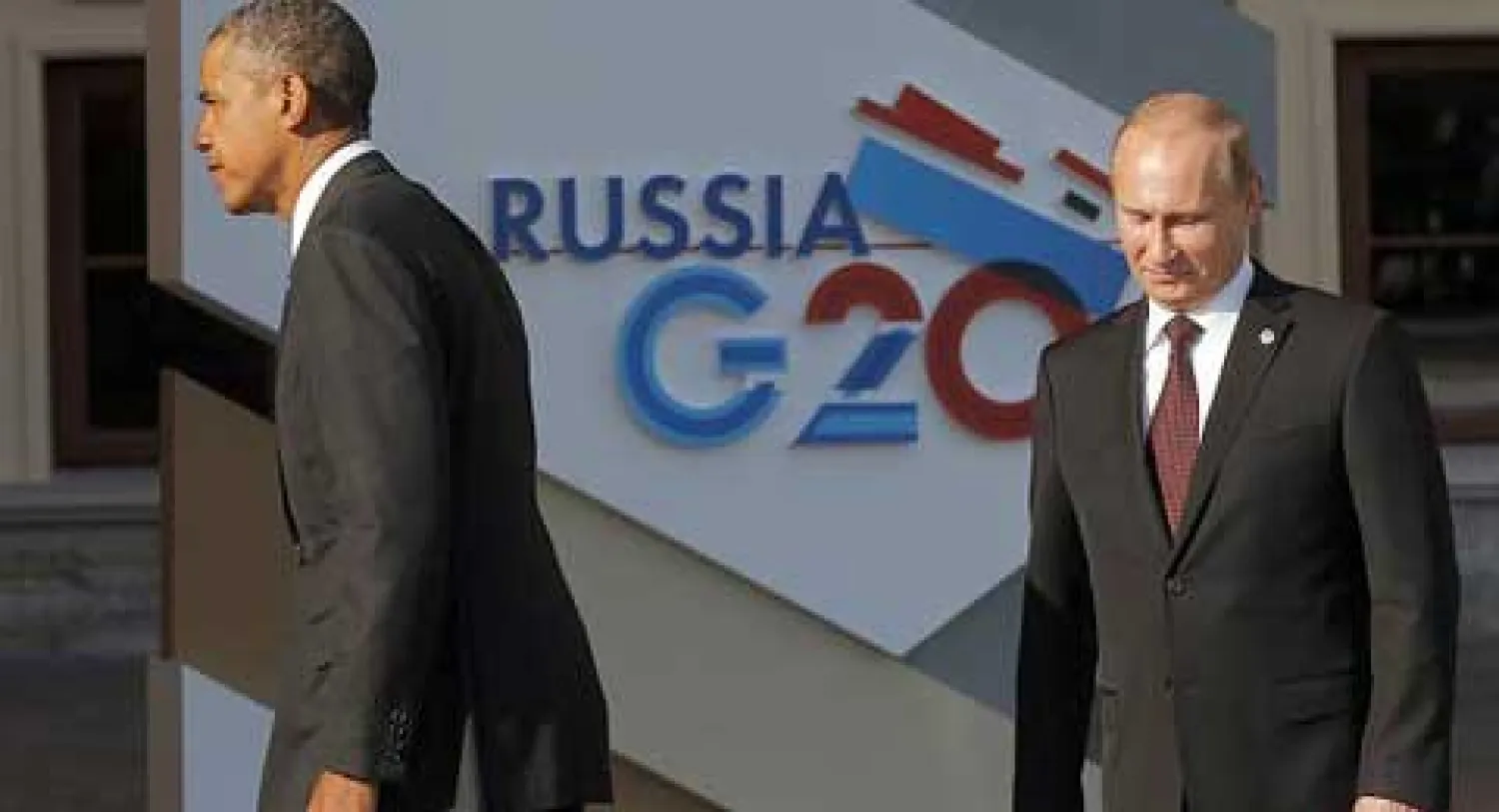 أوباما يسارا يمشي بعد مصافحة الرئيس الروسي بوتين اليوم, أثناء استقبال بوتين لزعماء الدول المشاركة في قمة العشرين (أ.ب) 
