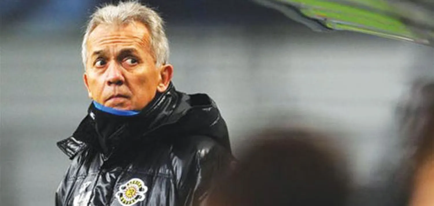 كشفت وسائل الإعلام اليابانية، أول من أمس، عن استقالة البرازيلي نيلسينيو باتسيتا، المدير الفني لفريق كاشيو ريسول الياباني، نهاية الأسبوع الماضي، وذلك قبل مواجهته لفريق الشباب السعودي في إياب دور الربع النهائي من دوري أبطال آسيا المقرر في الـ18 من الشهر الحالي في العاصمة الرياض، وهو ما اعتبره الكث...