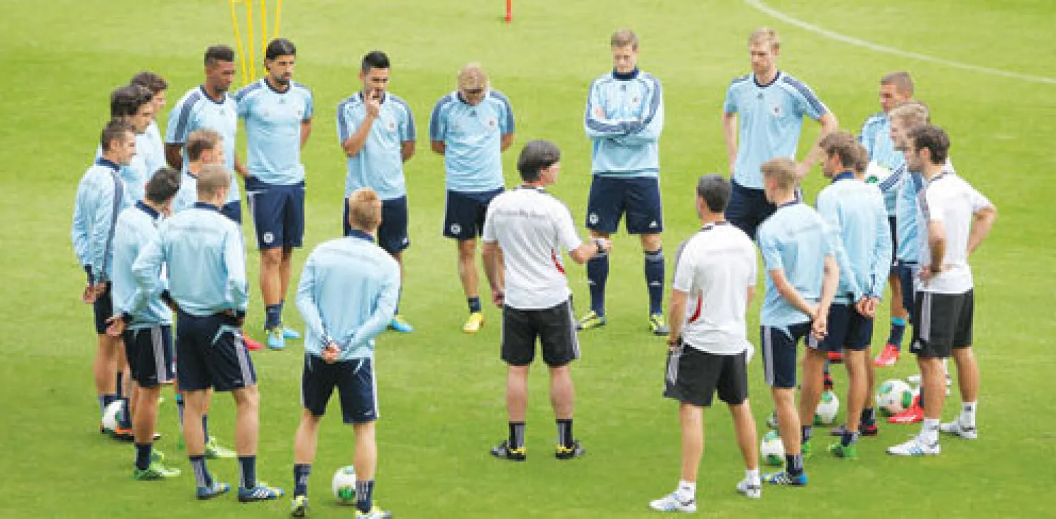 تدخل القارة الأوروبية سباق الأمتار الأخيرة نحو التأهل المباشر إلى نهائيات مونديال البرازيل 2014 اعتبارا من جولة اليوم التي ستضع بعض الكبار في وضع جيد لحجز بطاقاتهم قبل جولة الثلاثاء المقبل، بينما يبدو أن إسبانيا حاملة اللقب وفرنسا ستدخلان في صراع حامي الوطيس لن يحسم حتى الجولة الأخيرة. وتبدو إيط...