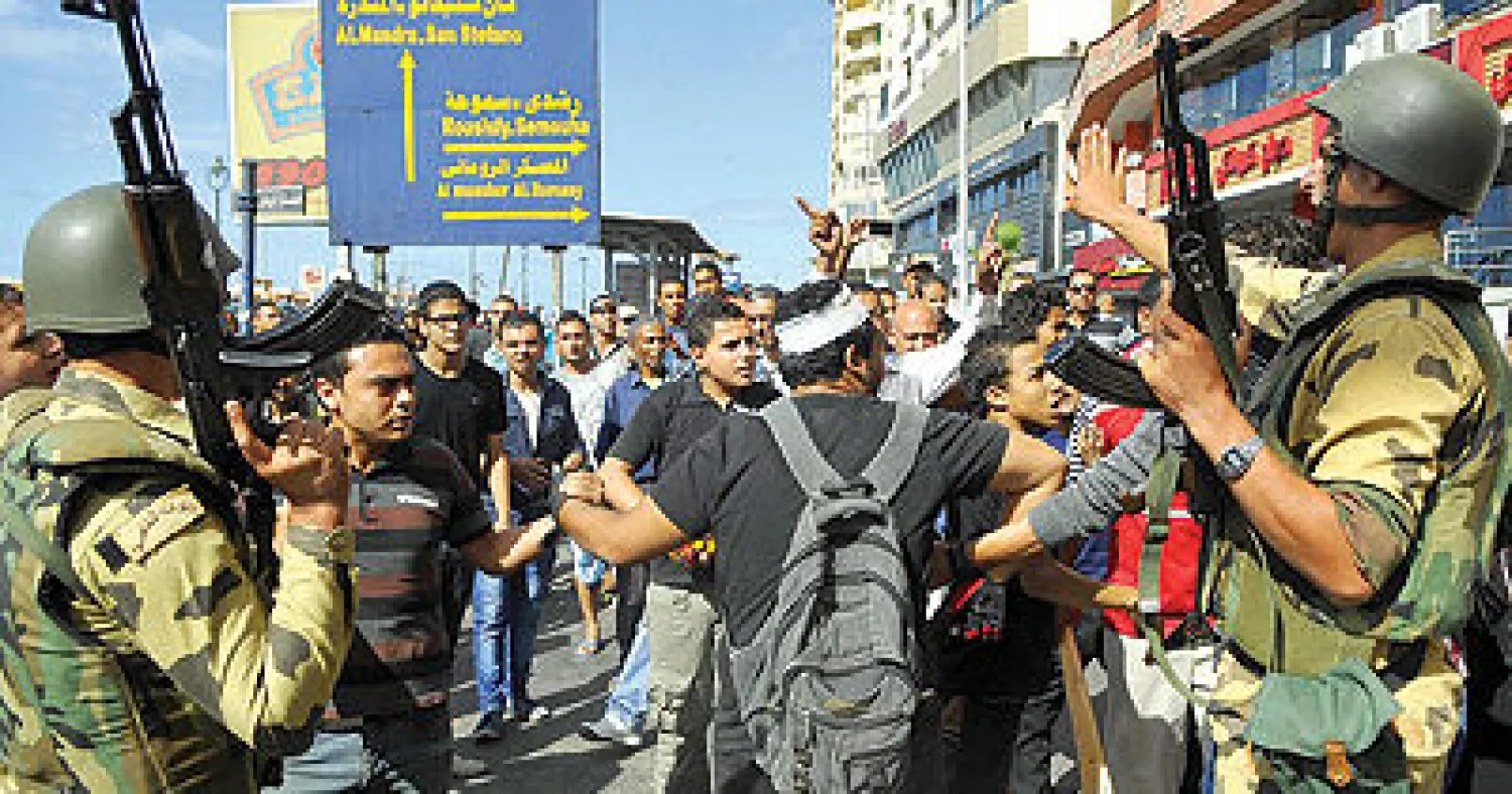 تظاهر المئات من أنصار تنظيم الإخوان المسلمين عقب صلاة الجمعة أمس، ببعض الشوارع والميادين بالعاصمة القاهرة وعدد من المحافظات، حاملين لافتات مطبوعا عليها شعار رابعة العدوية وأعلاما صفراء كبيرة الحجم. وردد المتظاهرون شعارات مناوئة للجيش والشرطة، وطالبوا بعودة الرئيس المعزول والإفراج عن قيادات «الإخ...