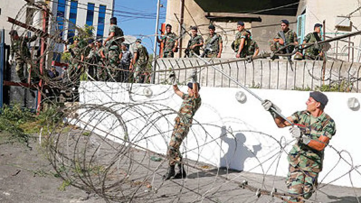 جنود لبنانيون يغلقون الشوارع المؤدية إلى السفارة الأميركية في عوكر شمال بيروت (رويترز)
