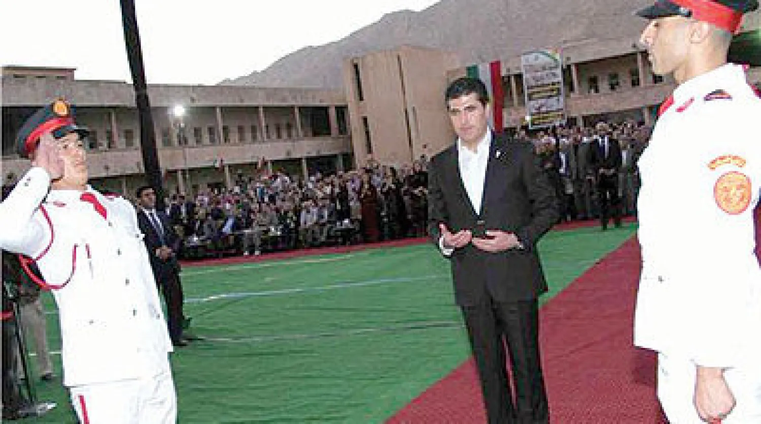 نيجيرفان بارزاني رئيس حكومة إقليم كردستان العراق يقرأ سورة «الفاتحة» على ضحايا «الأنفال» في منطقة بهدينان أمس («الشرق الأوسط»)