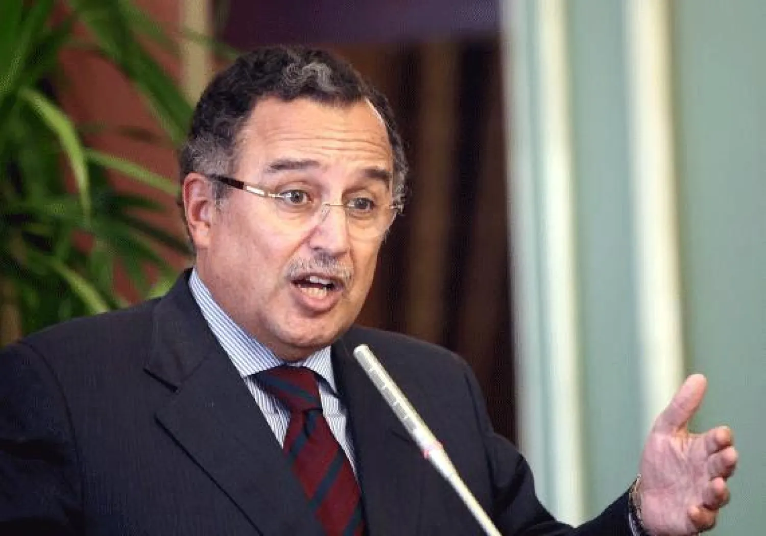 انفجار عبوة ناسفة في قسم للشرطة في القاهر.. ومتفجرات على السكك الحديدية قرب السويس