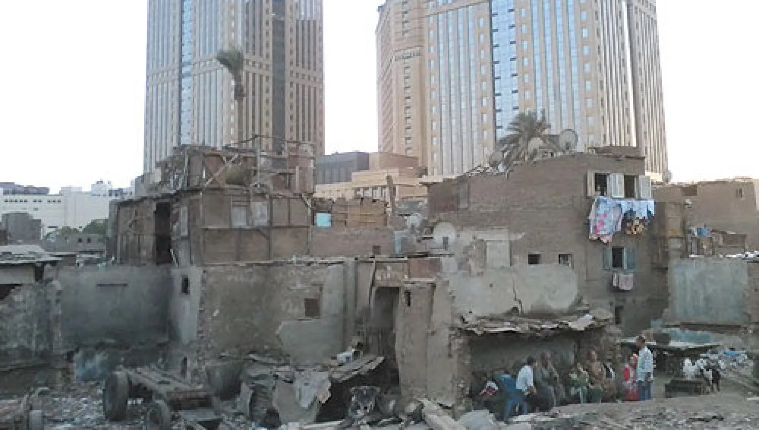 بعد أن تعرضت للهدم.. بيوت سكان حي بولاق أبو العلا الشعبي تقاوم سطوة أبراج رجال الأعمال («الشرق الأوسط»)