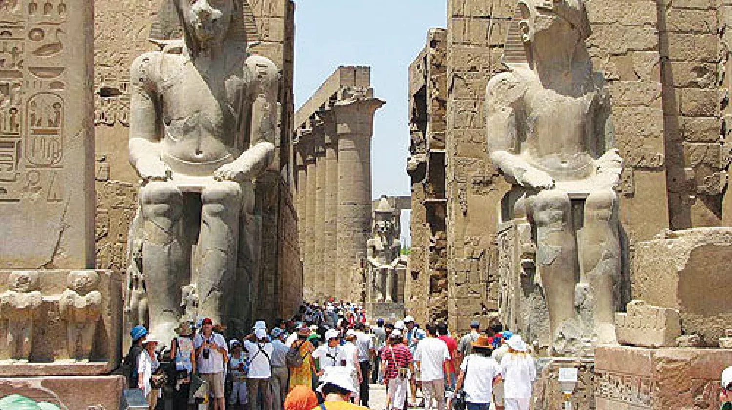 دعا محمد إبراهيم، وزير الدولة لشؤون الآثار بمصر، رجال الأعمال والمؤسسات المصرية للإسهام في استكمال مشاريع أثرية متعثرة بسبب قلة التمويل وتراجع إيرادات السياحة بسبب الاحتجاجات المستمرة منذ عزل الرئيس محمد مرسي في الثالث من يوليو (تموز) الماضي. ومع استمرار تراجع السياحة ومحاولات المسؤولين تحفيز ال...
