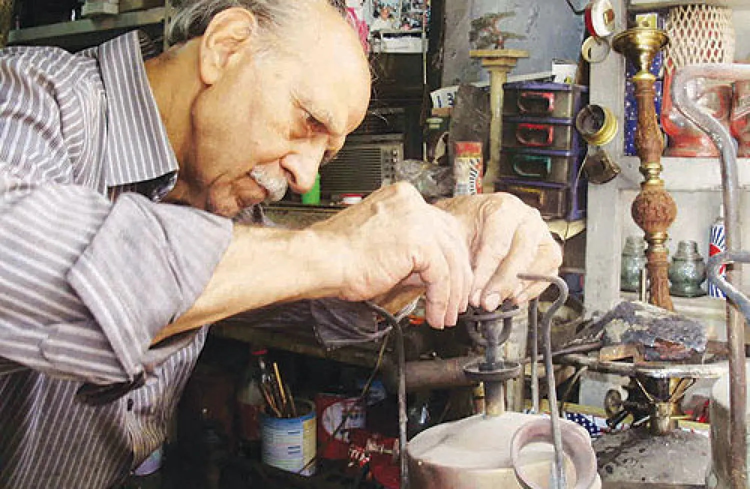 عودة لمواقد الأجداد وانتشار دكاكين صيانتها بدمشق مع غلاء سعر مواقد الغاز