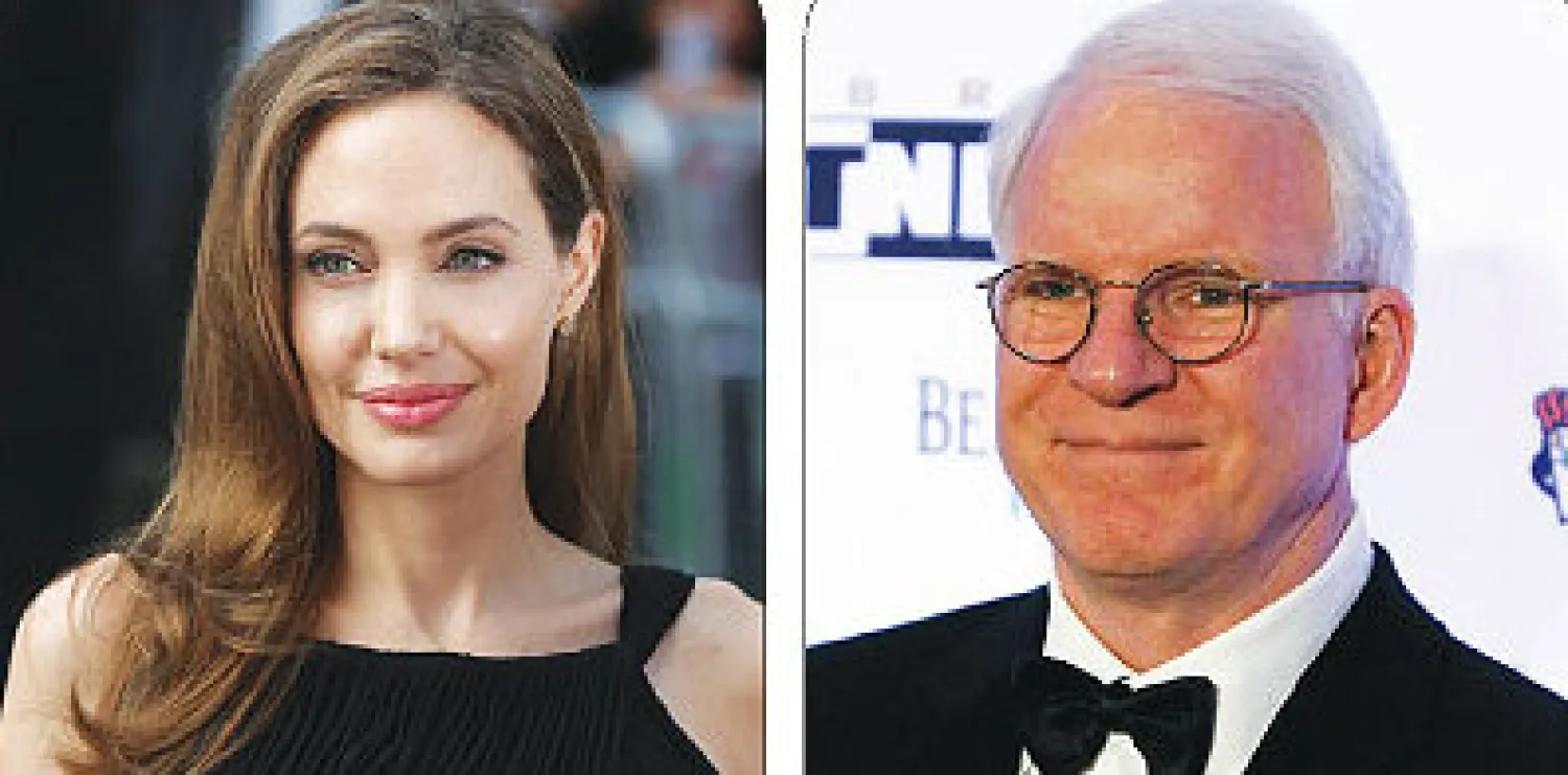 * انطلق موسم جوائز الأوسكار يوم الخميس بحصول نجمة هوليوود أنجلينا جولي والنجم ستيف مارتن والنجمة البريطانية أنجيلا لانسبيري ومصمم الأزياء الإيطالي بييرو توسي على جوائز الحكام الشرفية. وقالت أكاديمية الفنون والعلوم السينمائية التي تقدم جوائز الأوسكار إن جولي ومارتن ولانسبيري وتوسي أصبحوا أول من ي...