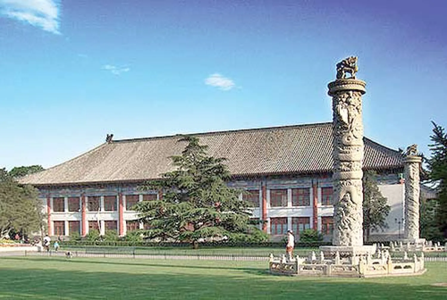 تعد جامعة بكين في العاصمة الصينية بكين - أو بيجينغ - من أعرق جامعات الصين والعالم. وترجع أصول هذه الجامعة المعروفة شعبيا باسمها المختصر «بايدا» والتي تعد إحدى جامعات الصين التسع العالمية المكانة (مجموعة سي 9) إلى العهد الإمبراطوري، إذ أسست لتكون أول جامعة وطنية عصرية في البلاد تحت مسمى «جامعة بك...