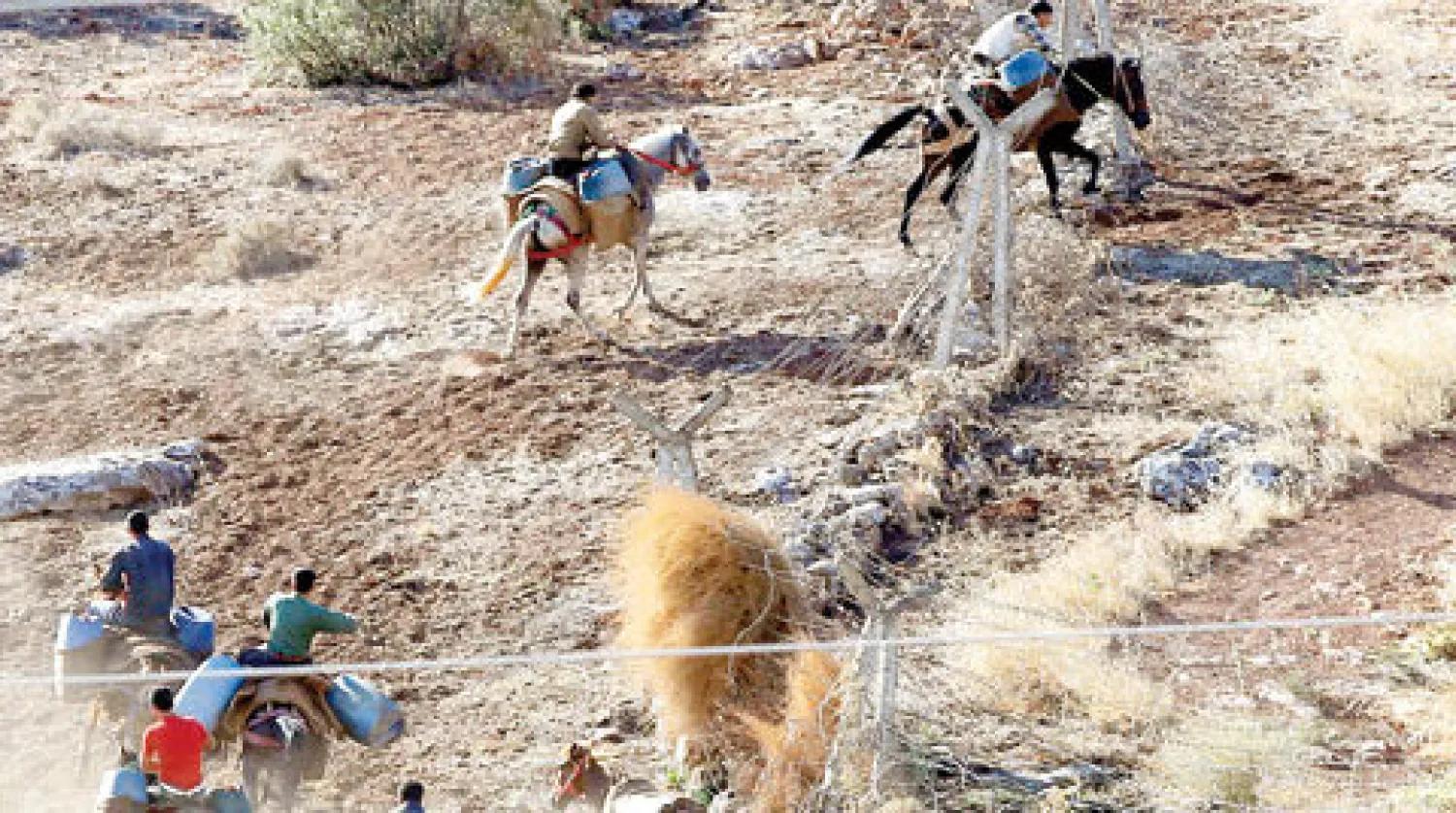 مهربون أثناء اختراقهم للحدود التركية - السورية أمس (أ.ب)