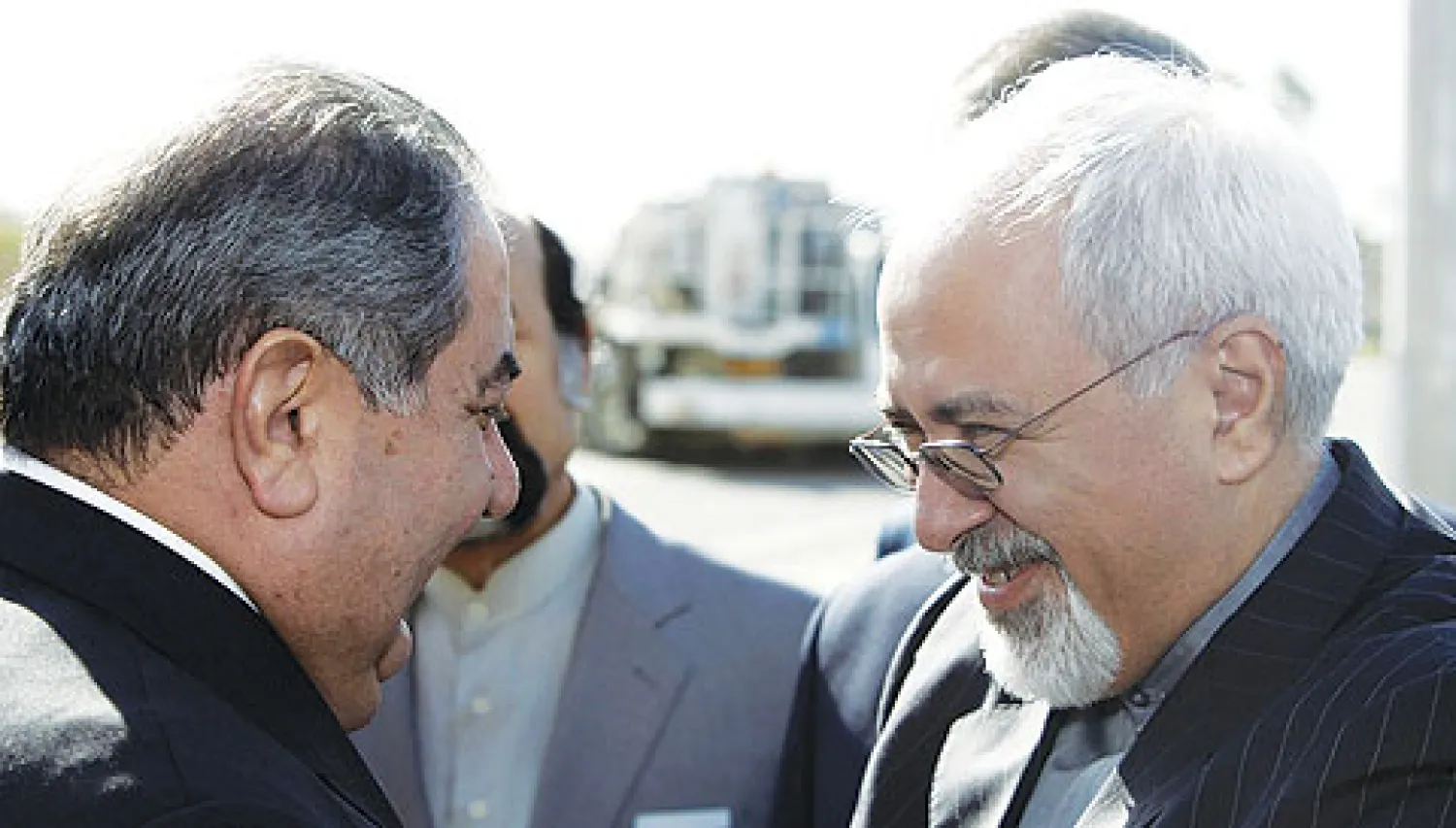 وزير الخارجية العراقي هوشيار زيباري مستقبلا نظيره الإيراني محمد جواد ظريف في مطار بغداد الدولي أمس (أ.ف.ب)