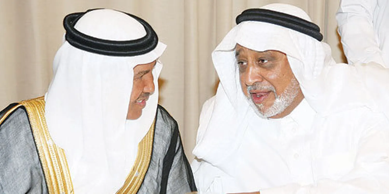 حديث باسم بين محمد عبده ومحمد بن حسين العمودي (تصوير: غازي مهدي)