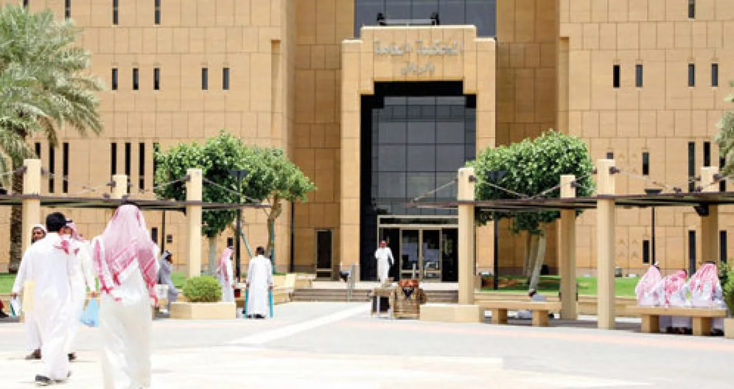 مراجعون أمام المحكمة العامة في الرياض («الشرق الأوسط»)