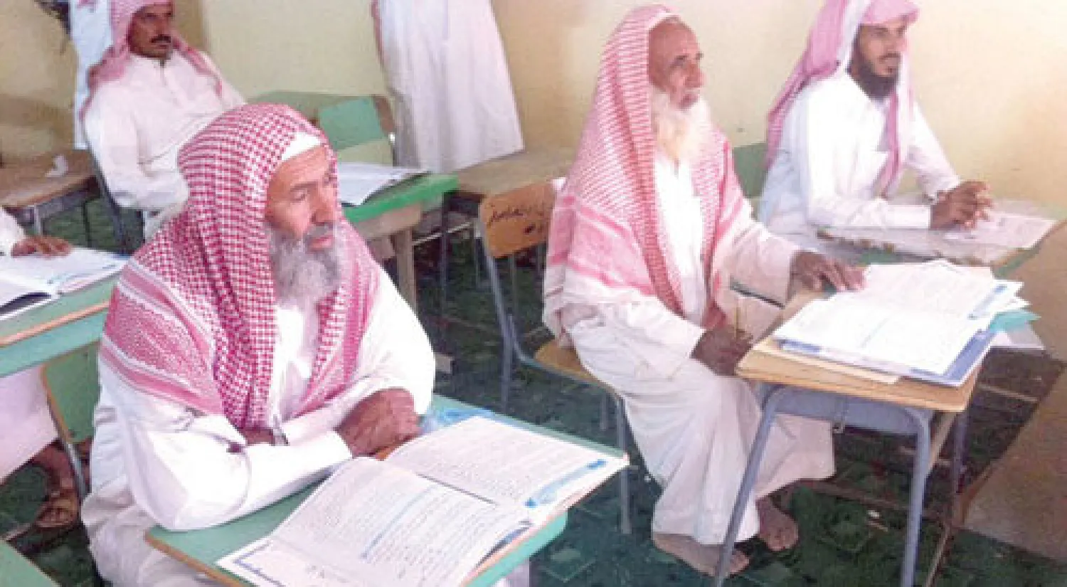 جانب من فصول محو الأمية في أبها جنوب السعودية («الشرق الأوسط»)