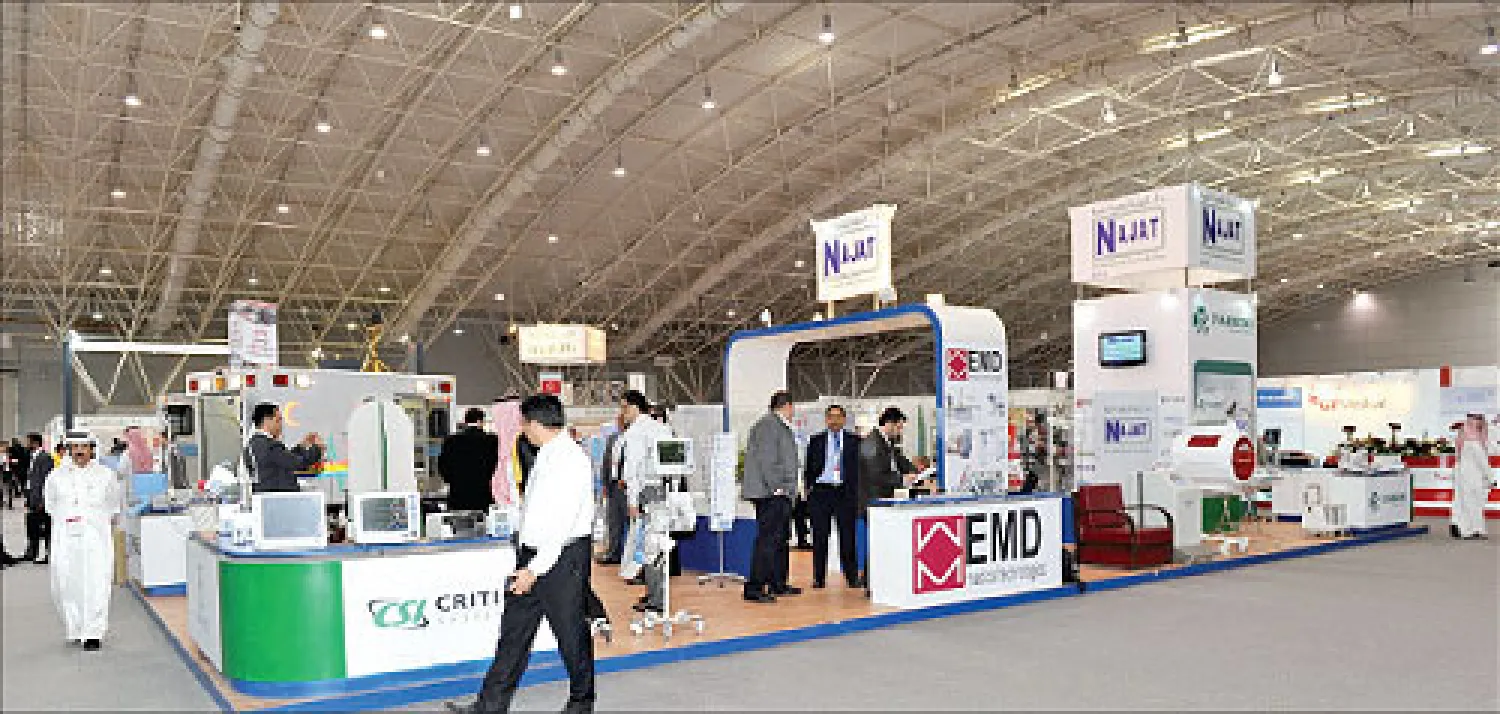 جانب من معرض سابق للتأمين الطبي في جدة («الشرق الأوسط»)