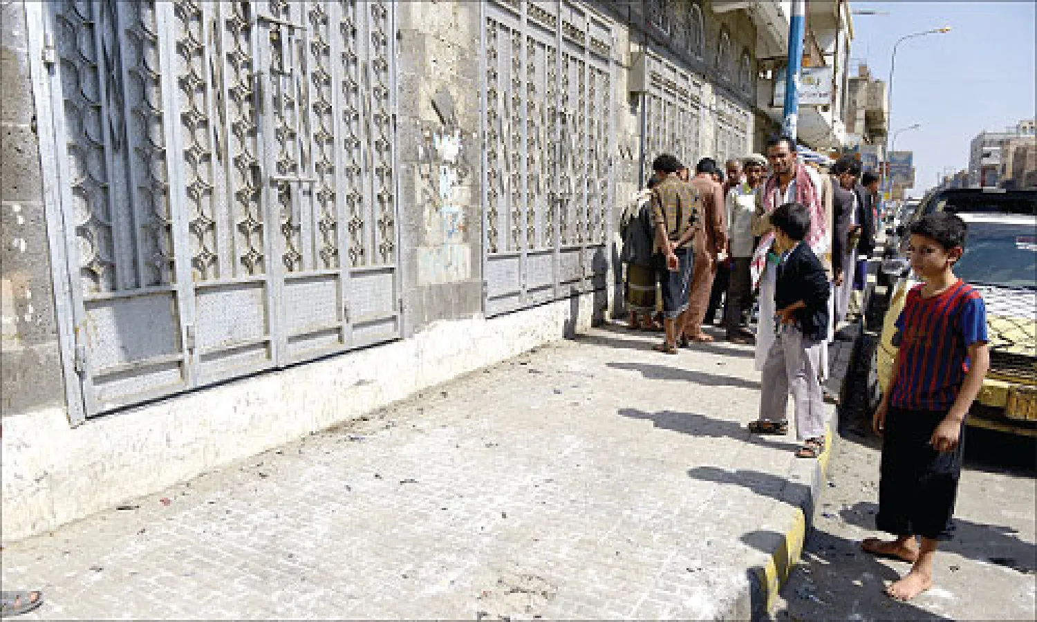 يمنيون يتجمعون في مكان انفجار سيارة الاستخبارات اليمنية التي فخخها أحد عناصر «القاعدة» في صنعاء أمس (إ. ب. أ)