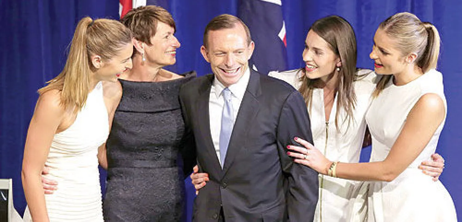 توني أبوت أثناء وصوله رفقة زوجته مارغريت (الثانية يساراً) وبناته بريجيت (يمين) ولويز (الثانية يميناً) وفرنسيس لإعلان فوزه بالانتخابات في سيدني أمس (أ.ب)